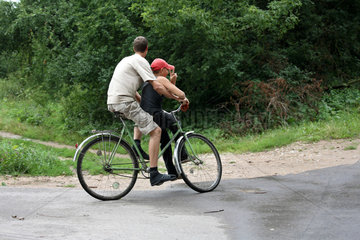 Bajary  Weissrussland  Jugendliche auf einem Fahrrad