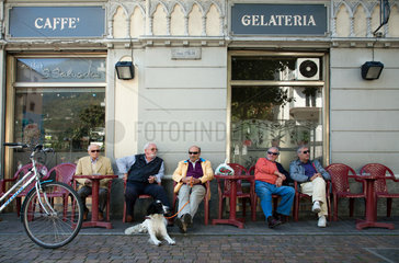 Tirano  Italien  Rentner sitzen in einem Strassencafe