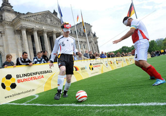 Berlin  Deutschland  Tag des Blindenfussballs vor dem Berliner Reichstag