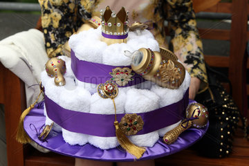 Ascot  Grossbritannien  Hut in Form einer Torte zur Geburt des Prinz George of Cambridge