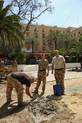 Nikosia  Zypern  britische UN-Soldaten bei Ausbesserungsarbeiten