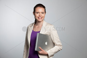 Freiburg  Deutschland  eine junge Businessfrau mit einem MacBook