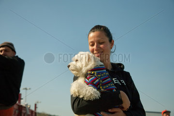 Heybeliada  Istanbul  Tuerkei  eine Frau haelt ihren Hund auf dem Arm