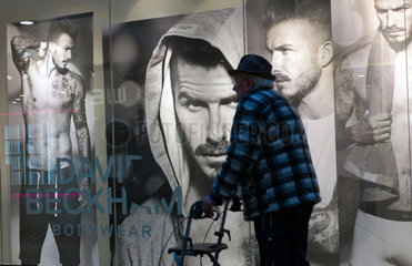 Berlin  Deutschland  Passant vor einem Schaufenster mit David Backham-Plakaten