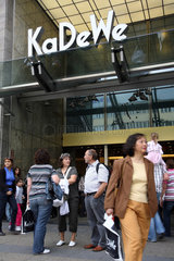 Berlin  Deutschland  Konsumenten vor dem Eingang des KaDeWe