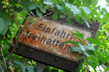 Berlin  Deutschland  verrostetes Schild mit der Aufschrift: Einfahrt freihalten