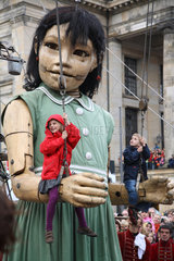 Berlin  Deutschland  die kleine Riesin schaukelt Kinder auf dem Arm am Gendarmenmarkt