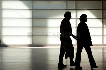 Berlin  Deutschland  Silhouette eines Rentnerpaares