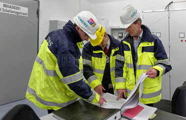 Ludwigsfelde  Deutschland  Siemens-Techniker in der Elektroschaltwarte des Clean Energy Center