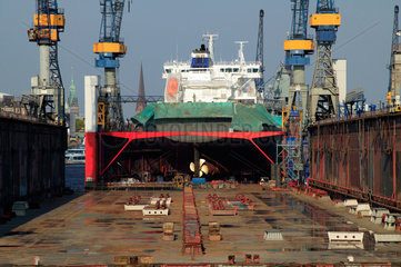 Hamburg  Deutschland  Heck und Schiffsschraube eines Frachtschiffes