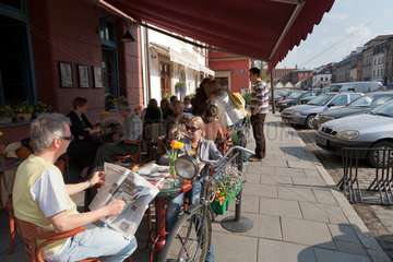 Krakau  Polen  Strassencafe in der Ulica Szeroka im Stadtteil Kazimierz