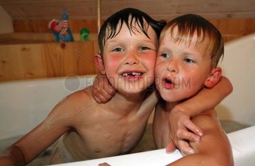 Schependorf  Deutschland  Kinder planschen in der Badewanne