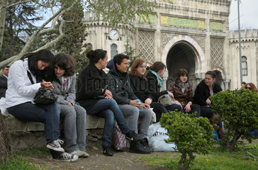 Istanbul  Tuerkei  Studenten vor dem Tor der Universitaet Istanbul