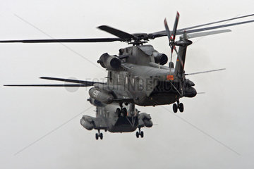 Mazar-e Sharif  Afghanistan  Start zweier Transporthubschrauber vom Typ CH-53