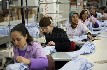 Istanbul  Tuerkei  Mitarbeiterinnen an Naehmaschinen in einer Textilfabrik