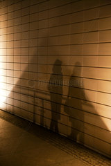 Poznan  Polen  Schatten von zwei jungen Frauen an einer Wand