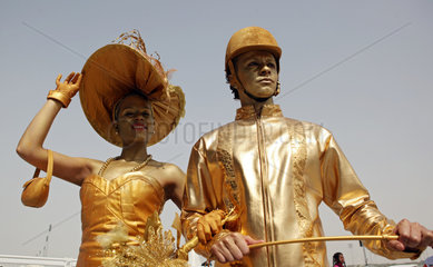 Dubai  Vereinigte Arabische Emirate  Frau und Mann in Gold gekleidet beim Pferderennen