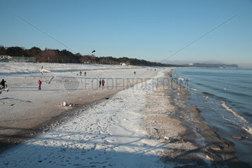 Ostseebad Goehren  Deutschland  der vom Eis bedeckte Strand