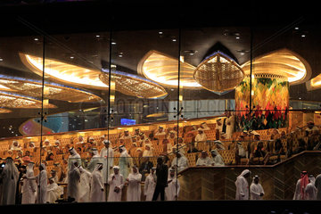 Dubai  Vereinigte Arabische Emirate  Maenner in Kanduras auf der Tribuene der Galopprennbahn Meydan