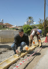 Girne  Tuerkische Republik Nordzypern  Kanalisationsarbeiten an einer Strasse