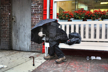 New York City  USA  Mann schlaeft auf einer Bank