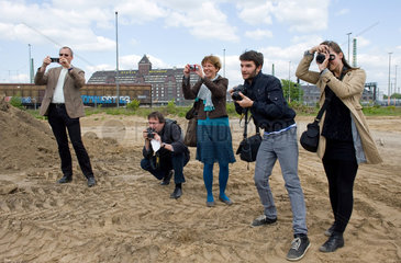 Berlin  Deutschland  Menschen mit Fotoapparaten