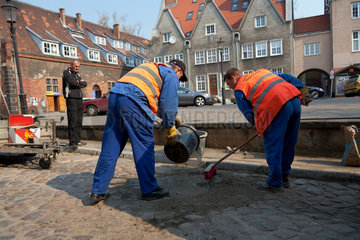 Danzig  Polen  Bauarbeiter schliessen ein zuvor aufgerissenes Kopfsteinpflaster