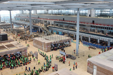 Schoenefeld  Deutschland  Probanten testen Ablaeufe im Terminal des Flughafen Schoenefeld