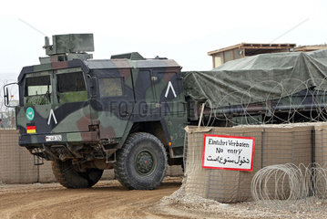Mazar-e Sharif  Afghanistan  ISAF-Schwertransporter am Maingate in Camp Marmal