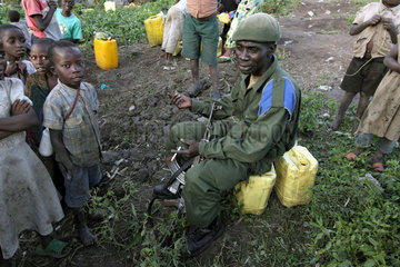 Kibati  Demokratische Republik Kongo  kongolesischer Soldat sitzt auf Wasserkanister
