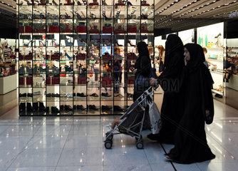 Dubai  Vereinigte Arabische Emirate  Frauen laufen an einem Schuhgeschaeft vorbei