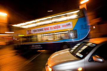 Dublin  Irland  Doppeldeckerbus faehrt abends durch die Strassen