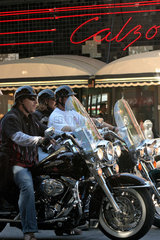 San Francisco  USA  Harley-Davidson-Fahrer warten vor einem Strassencafe