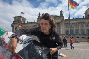 Berlin  Deutschland  Notunterkuenfte aus bemalten Lkw-Planen vor dem Reichstag