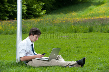 Freiburg im Breisgau  Deutschland  junger Mann mit Laptop