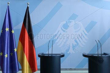 Berlin  Deutschland  Rednerpult im Pressebereich des Bundeskanzleramtes