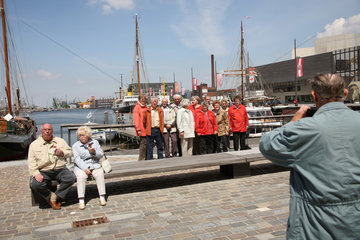 Bremerhaven  Deutschland  Touristen beim Erinnerungsfoto im Neuen Hafen