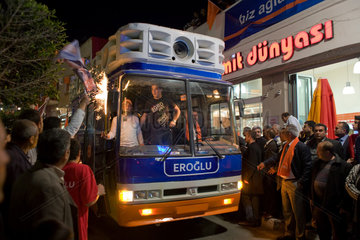 Girne  Tuerkische Republik Nordzypern  Pareianhaenger vor einem UBP-Bus im Wahlkampf