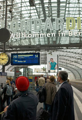 Berlin  Deutschland  Bahnpersonal im Berliner Hauptbahnhof