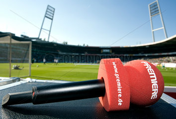 Bremen  Deutschland  Mikrofon mit Premiere im Bremer Weserstadion