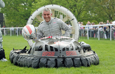 Hannover  Deutschland  Mirko Slomka  Fussballtrainer  in einem Hoovercraft