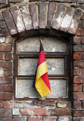 Berlin  Deutschland  Deutschlandfahne in einem alten Gemaeuer