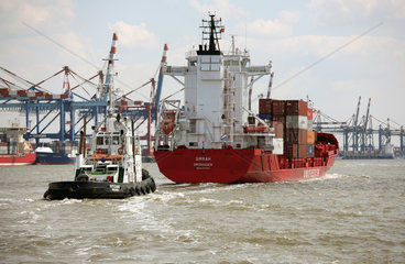 Bremerhaven  Deutschland  ein Containerschiff wird Richtung Hochsee geschleppt
