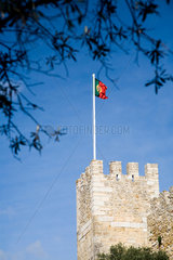 Lissabon  Portugal  portugiesische Nationalfahne auf dem Castelo de Sao Jorge