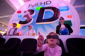 Berlin  Deutschland  Maedchen schaut einen Film mit 3D-Brille bei Philips
