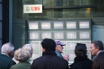 Schweiz  Zuerich  Bankkunden vor der UBS Bank
