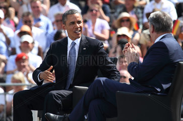 Berlin  Deutschland  US-Praesident Barack Obama und Regierender Buergermeister Klaus Wowereit am Brandenburger Tor