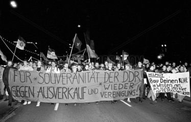 Berlin nach Maueroeffnung - Demonstration gegen eine Wiedervereinigung