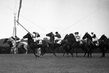 Hoppegarten  DDR  Pferde und Jockeys starten zu einem Galopprennen