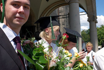 Posen  Polen  Studenten der Adam-Mickiewicz-Universitaet nach der Abschlussfeier